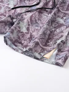 Vue détaillée de short de sport camo tactique pour homme avec cordon noir et doublure respirante.
