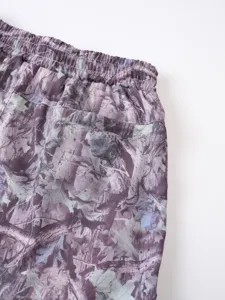 Vue détail short camouflage violet homme ceinture cordon poche été loisir vêtement sport.