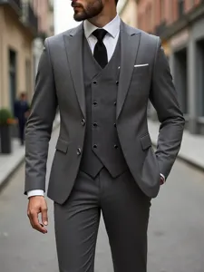 Detail van het stijlvolle grijze driedelige herenpak, slim fit blazer en gilet.
