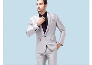 Nahaufnahme der silbernen Slim-Fit Anzugjacke mit feiner Stoffstruktur und Knöpfen.