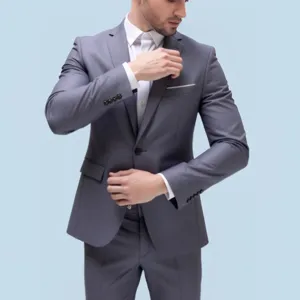 Detailopname van een grijs herenkostuum, slim fit met fijne stoftextuur en knopen.