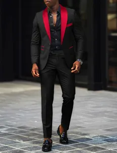 Μαύρο ανδρικό κοστούμι slim fit με κόκκινο πέτο, ιδανικό για γάμους και επίσημα πάρτι.