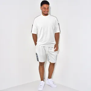 Vue rapprochée détaillée de l'ensemble t-shirt et short court gaufré pour homme avec motif.