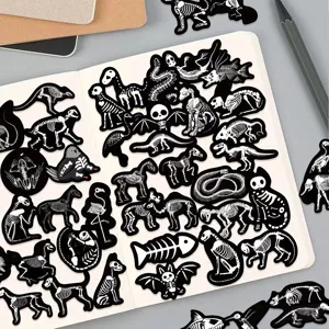 Primo piano dettagliato del set di adesivi con scheletro di animali in bianco e nero.