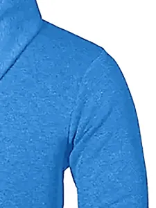 T-shirt a capuche bleu detail du tissu et de l'epaule, vue rapprochee vetement homme.