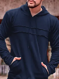 Détail de sweat-shirt à capuche manches longues bleu foncé pour homme avec poche avant.