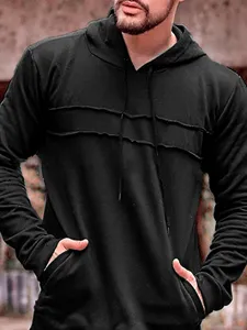 Vue rapprochée du sweat-shirt à capuche noir pour homme avec détails de bandes et poche.