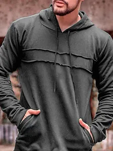 Sweat à capuche décontracté pour homme avec empiècement brut et poche kangourou avant.
