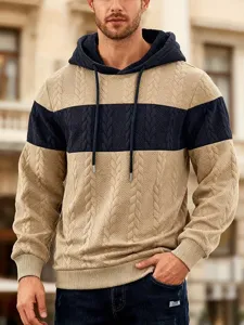 Ανδρικό casual φούτερ με κουκούλα και πλεκτή υφή color-block για το φθινόπωρο.