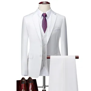 Ανδρικό λευκό κοστούμι 3 τεμαχίων slim fit σετ σακάκι γιλέκο παντελόνι με γραβάτα.