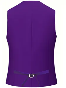 Détail du dos du gilet de costume pour homme violet cintré avec sangle de réglage arrière.