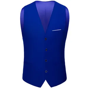 Vue détaillée du gilet de costume formel bleu mettant en valeur les boutons et la poche.
