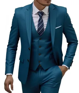 Détail de costume trois pièces turquoise pour homme avec blazer ajusté, gilet et pantalon élégant.