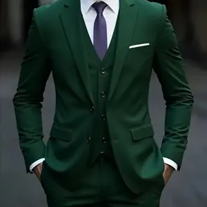 Détail de costume trois pièces vert foncé pour homme, style professionnel et élégant.