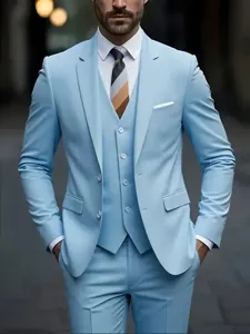 Vue détaillée d'un élégant costume trois pièces pour homme bleu clair bien coupé.