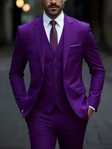 Vue détaillée du costume trois pièces pour homme violet élégant avec coupe professionnelle.