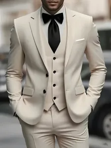 Vue de détail d'un costume trois pièces beige pour homme, veste et gilet élégants.
