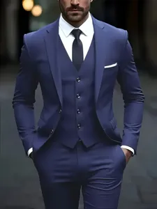 Détail du costume trois pièces bleu marine pour homme avec veste cintrée et style professionnel.