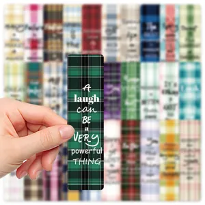 Vista dettagliata del segnapiblio in carta a quadri, motivo tartan verde con citazione motivazionale.