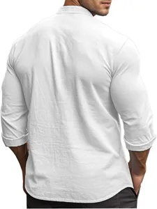 Dettaglio vista posteriore della camicia in lino casual a maniche lunghe bianca pura.