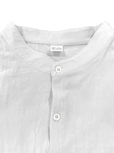 Dettaglio colletto camicia casual uomo, tessuto traspirante al 100% cotone primo piano