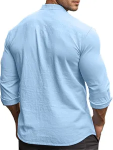 Dettaglio camicia di lino uomo manica lunga azzurro chiaro, stile casual estivo traspirante.