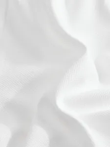 Gros plan detaille du tissu en maille gaufree blanche pour t-shirt homme ete de mode.