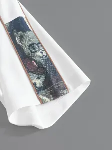 Détail de manche de t-shirt manches courtes gaufré homme avec panneau motif ours tapisserie.