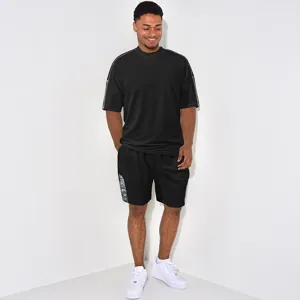 Ensemble décontracté pour homme t-shirt noir à manches courtes et short avec imprimé.