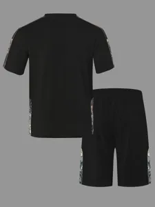 Vue détaillée de l'ensemble t-shirt et short à manches courtes en maille gaufrée pour hommes.