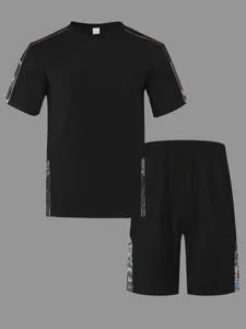 Ensemble t-shirt et short à manches courtes gaufré pour homme avec imprimé.
