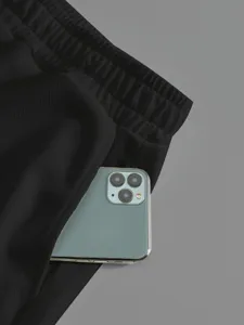 Détail de la poche de short noir décontracté, tissu gaufré durable avec taille élastique.