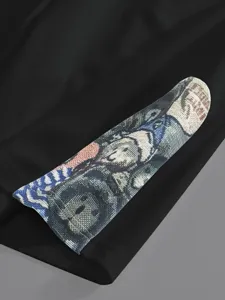 Gros plan détaillé d'un t-shirt homme gaufré noir avec revers en tapisserie artistique.