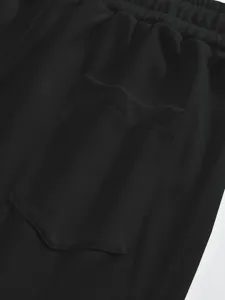 Vue detaillee de tissu en maille gaufree noire avec taille elastique et poche.