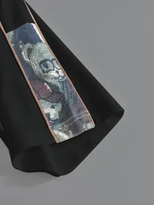 Gros plan sur la manche d'un t-shirt gaufré pour homme avec empiècement tissé.