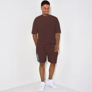 Ensemble t-shirt et short decontracté pour homme en gaufre avec imprimé artistique.