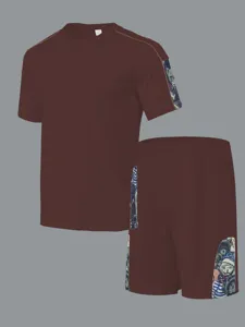 Détail de l'ensemble t-shirt et short à manches courtes en gaufré marron avec empiècements.