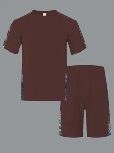 Détail de l'ensemble t-shirt et short à manches courtes gaufrées pour hommes, marron foncé.