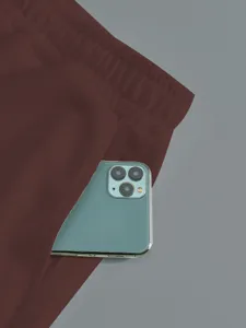 Détail de short décontracté pour homme montrant la ceinture élastique et la poche latérale.