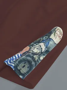 Vue de detail du t-shirt homme en tissu gaufre avec un beau poignet imprime.