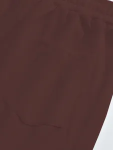 Shorts décontractés en tricot gaufré marron foncé pour hommes détail poche gros plan.