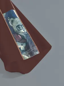 Détail de t-shirt à manches courtes pour homme avec bande graphique tissée élégante.