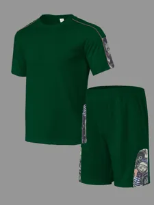 Vue détaillée de l'ensemble t-shirt et short à manches courtes vert foncé avec imprimé.