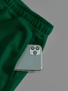 Vue détaillée de short gaufré vert foncé pour homme avec taille élastique et poches pratiques
