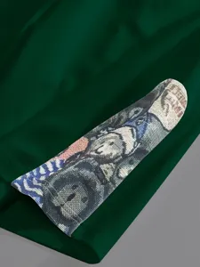 T-shirt manches courtes gaufré pour homme avec détail de motif imprimé élégant mode.