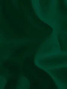 Gros plan sur le tissu maille gaufrée vert foncé montrant texture et plis naturels.