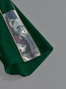 Détail de manche de t-shirt homme gaufré vert avec un patch ours tissé vintage.