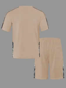 Vue arrière détaillée montrant le haut et le short gaufrés pour homme avec imprimé latéral.