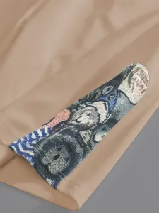 Détail du t-shirt pour homme en maille gaufrée avec poignet jacquard contrasté.