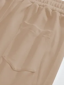 Vue detaillee d'un short decontracté en tricot gaufré kaki pour homme avec poche.